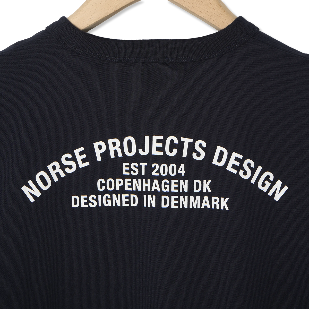 Norse Projects Snekkersten Organic Arch Print T-Shirt Dark Navy - Detail 4